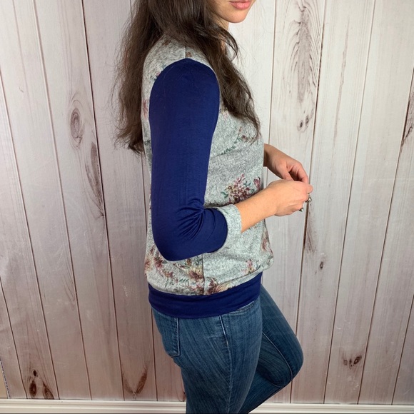 The Remi Top- grey navy floral 3/4 sleeve top - Picture 6 of 8